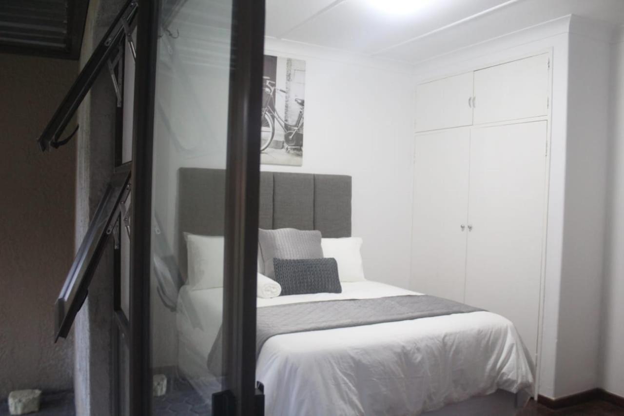 Alu Guesthouse Roodepoort Szoba fotó